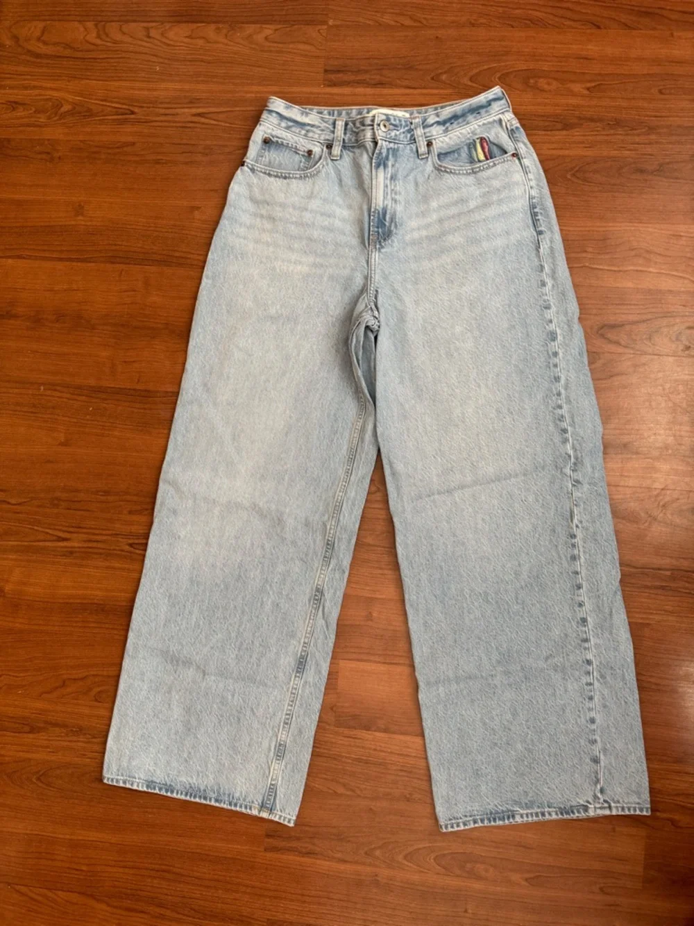 A&F Curve Love High Rise Wide Leg Fish Embroidery Jeans - Picture 5 of 13